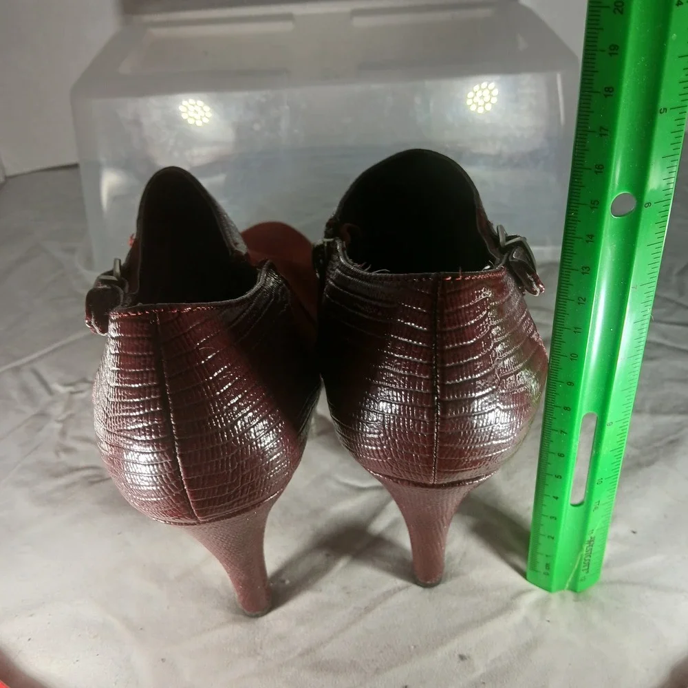 Bandolino Women Burgundy Suede‎ Snake Embossed Ankle Booties Heels Size 8.5M
